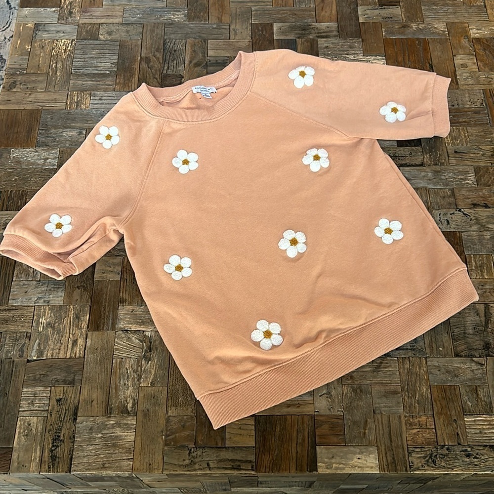 Current Air Daisy Embroidered Short Sleeve Sweatshirt Size Medium.